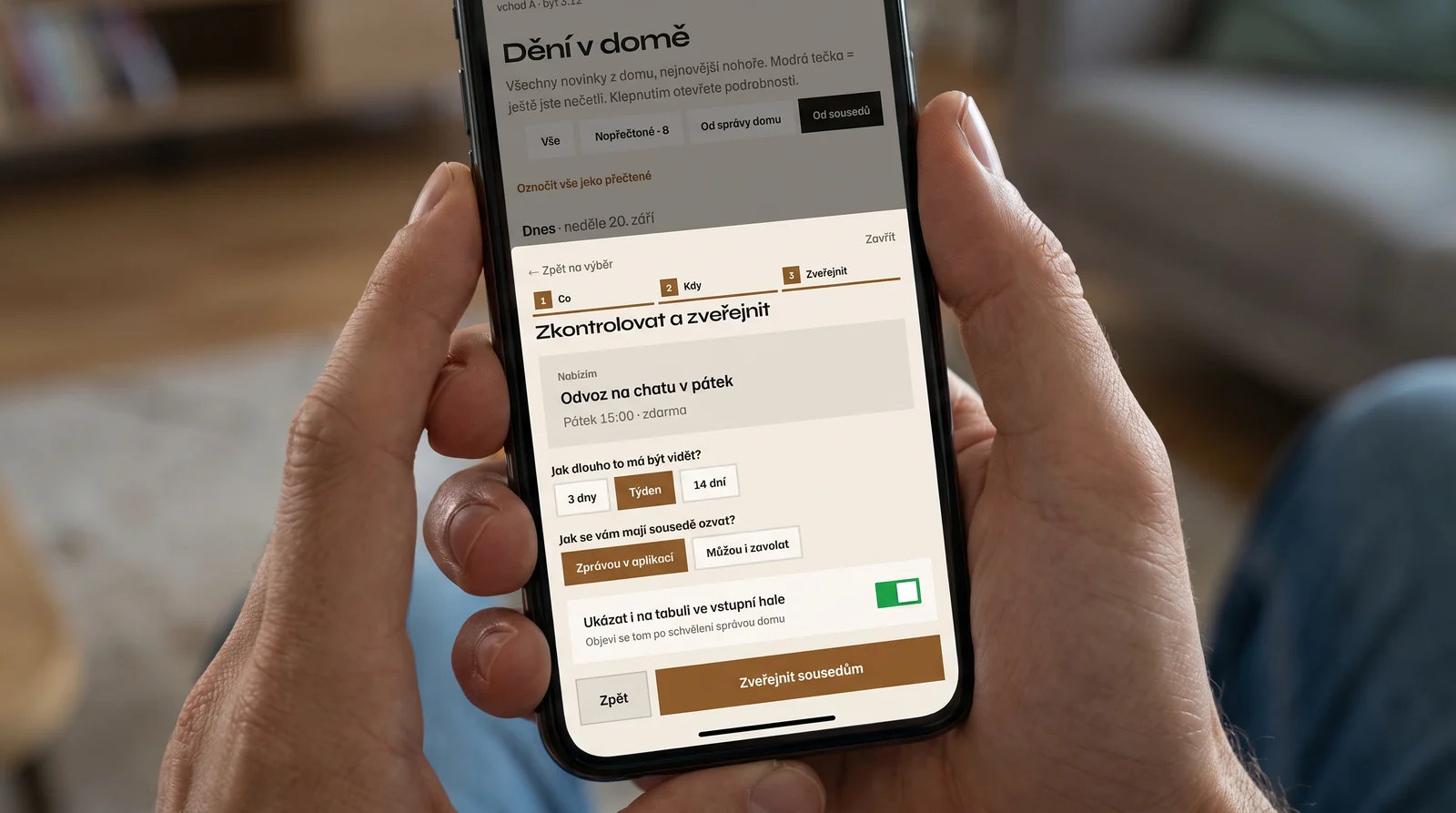 Obyvatelka v aplikaci zveřejňuje sousedům nabídku odvozu na chatu