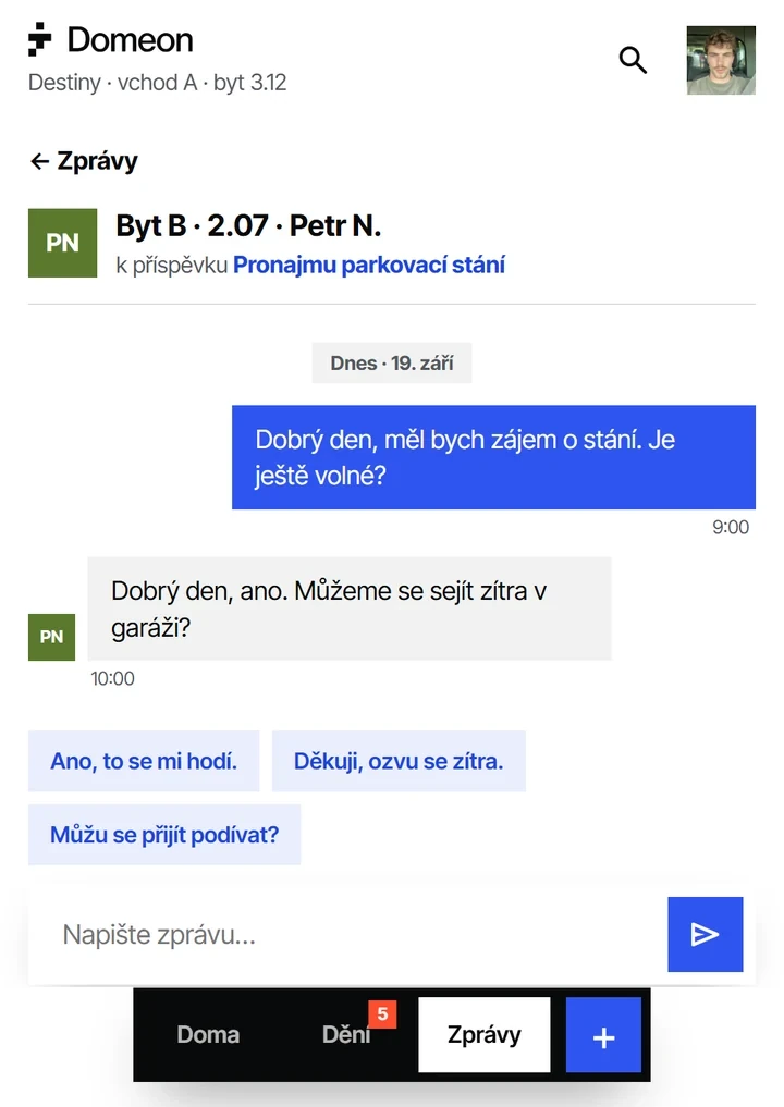 Soukromá konverzace dvou sousedů o pronájmu parkovacího stání